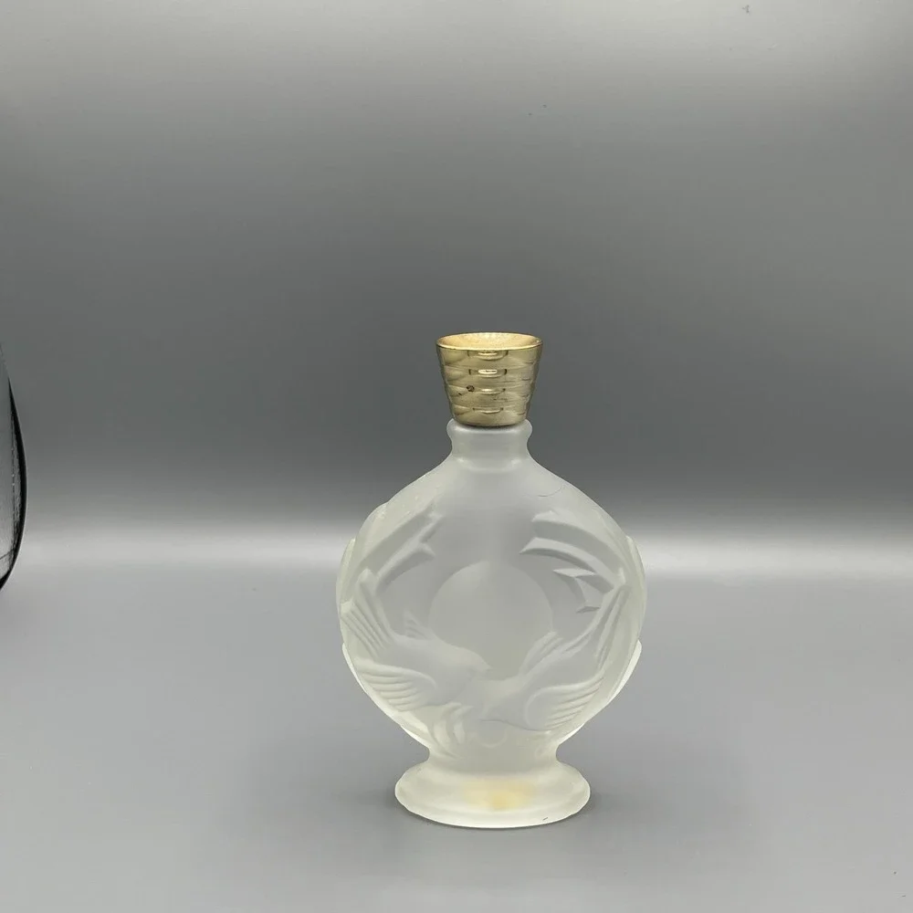 Vintage 1973 Avon Skin So Soft Bath Oil Bottle Embossed Birds Full & Unused - Picture 2 of 6